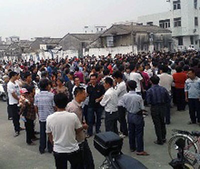 11月30日，廣東省汕頭市蓮塘村逾千村民下午在村委會外聚集，要求村支書記出來回話，結果令村民失望。（相片由村民林先生提供）