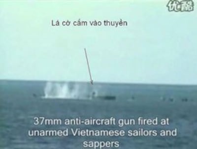 Tàu chiến Trung Quốc dùng đại liên phòng không những bắn trực xạ vào những người lính công binh Hải quân không tấc sắt trong tay ... không một người nào sống sót. Screen cap.Chinese TV