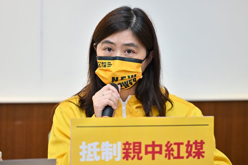 時代力量秘書長白卿芬：政府應查明台灣蘋果新聞網交易是否涉及「假港資，真中資」問題。（鍾廣政 攝）