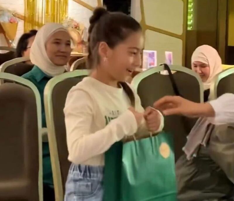 قىرغىزىستان ئۇيغۇرلىرى رامازان ئېيىدا مىللىي ۋە دىنىي ئەنئەنىلىرىنى داۋاملاشتۇرماقتا ۋە بالىلار بىلەن مەنىلىك پائالىيەتلەرنى قىلماقتا. 2023-يىلى 23-مارت، بىشكەك.