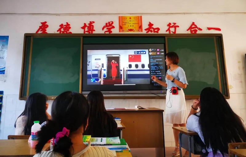 周日(26日),中國贛西職業技術學院組織學生觀看孟晚舟回國視頻並宣講愛國主義。(贛西職業技術學院官網)