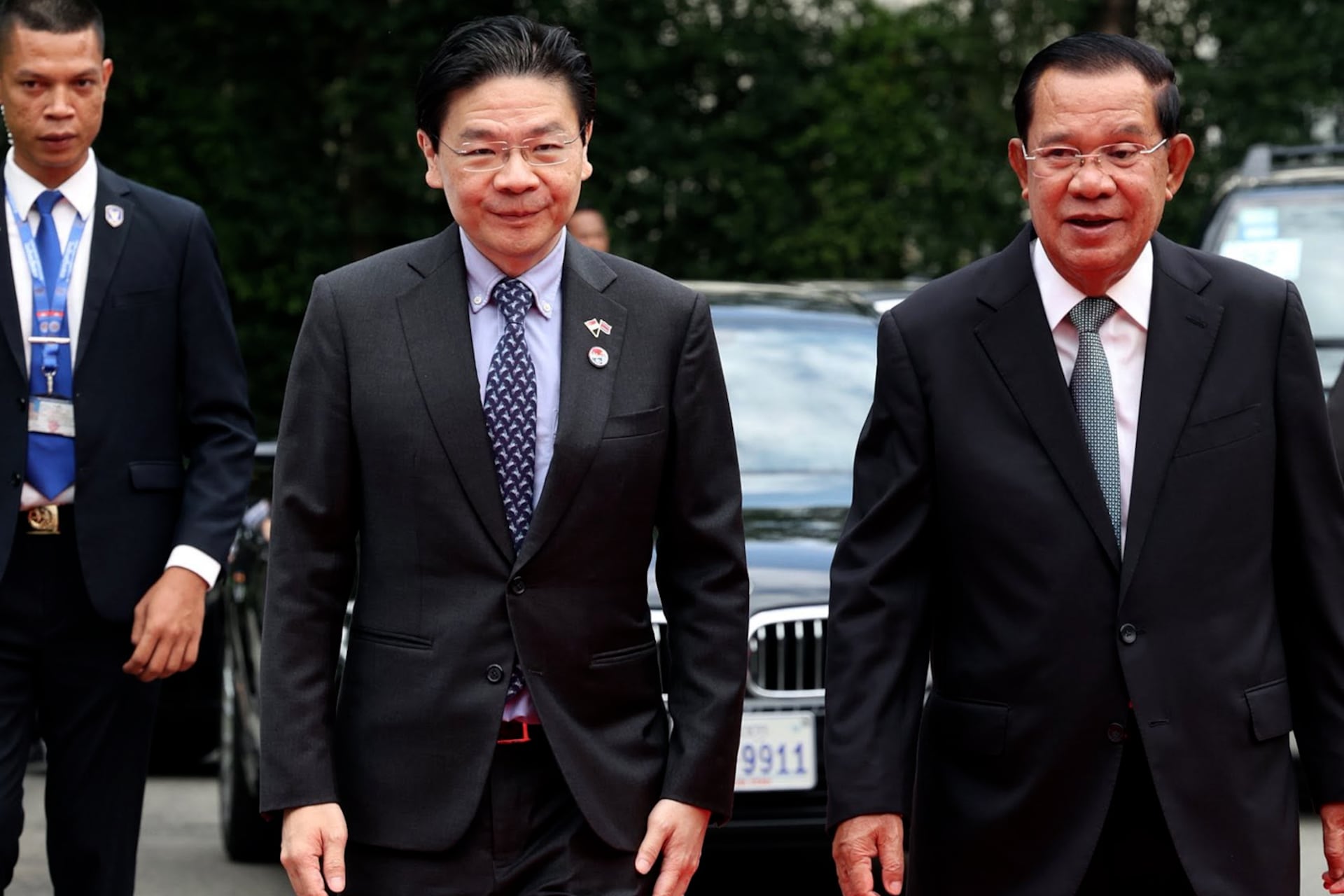 Cambodian Senate president Hun Sen (R) and Singaporean PM Lawrence Wong.