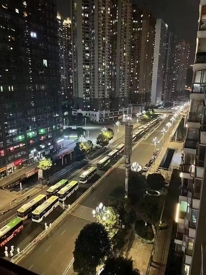 9月11日晚上，數十輛大巴在貴陽市花果園社區外準備將居民轉運到隔離點。（知情人提供）