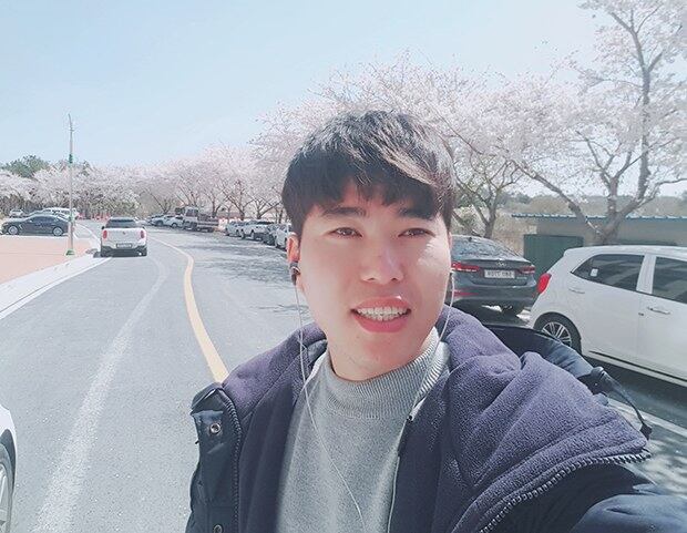 정철민 씨가 지난 5월 한동대학교 교정을 배경으로 사진을 찍고 있다.