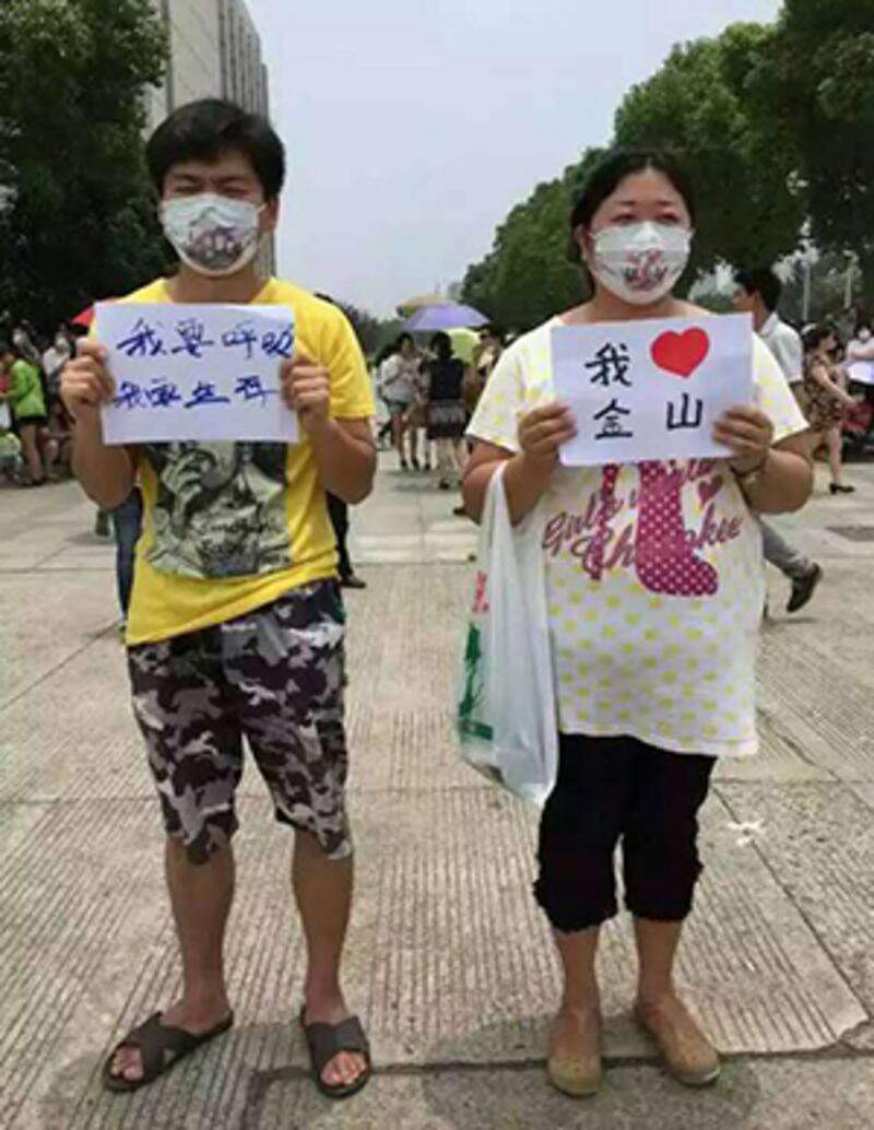 2015年6月22日，抗議的民眾戴著口罩，手持抗議的紙張遊行。 (現場人士攝)