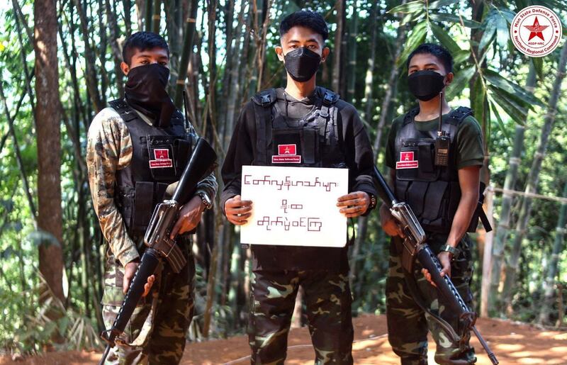 မွန်ပြည်ကာကွယ်ရေးတပ် (MSDF) တပ်ဖွဲ့ဝင်တချို့အား ၂၀၂၃ ခုနှစ်၊ ဖေဖော်ဝါရီလ ၁ ရက်နေ့က တွေ့ရစဉ်။ (Mon State Defense Force - MSDF)
