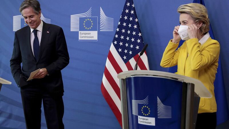 美国国务卿布林肯访问欧洲,右为欧盟执委会主席冯德莱恩(Ursula von der Leyen)。(AFP)