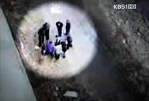 2011년 10월 25일 40대의 한 남성이 북한 양강도 혜산 부근에서 압록강을 건너 중국측 도로에 올라섰다가 북한 경비병들이 쏜 총에 맞아 숨지자 중국 공안들이 둘러싸고 있다. 이 장면은 탈북난민인권연합 김용화 회장이 동행한 현지가이드를 통해 휴대전화로 촬영했다. 
