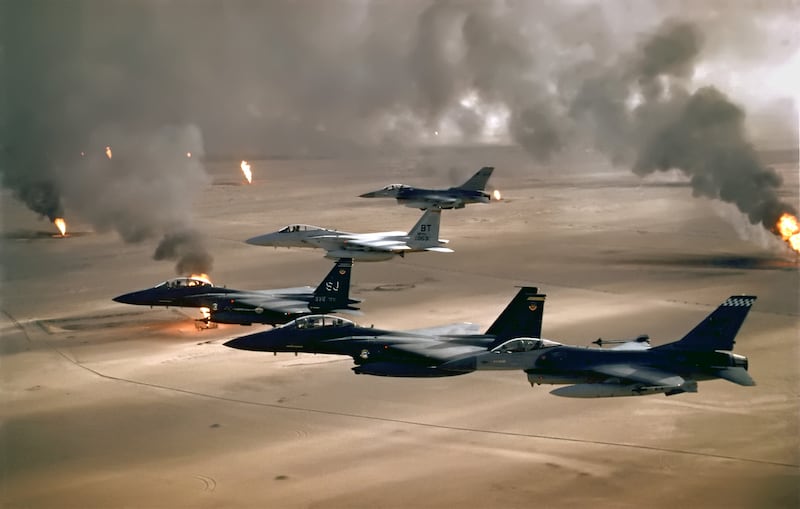 (1) 걸프전 당시 335전투비행대 F-15E 전투기(출처-미 국방부).jpg
