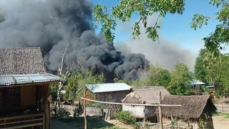 ၂၀၂၁ ခုနှစ် ဇွန်လ ၁၆ ရက်နေ့မှာ မကွေးတိုင်း၊ ပေါက်မြို့နယ်ရှိ ကင်းမရွာမှ နေအိမ်များကို စစ်ကောင်စီတပ် မီးရှို့ခဲ့စဥ် (Photo: CJ)