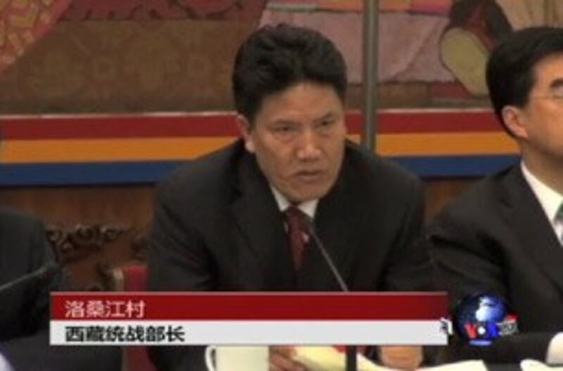图片: 新当选的西藏自治区人民政府主席洛桑江村。 (美国之音视频截图)