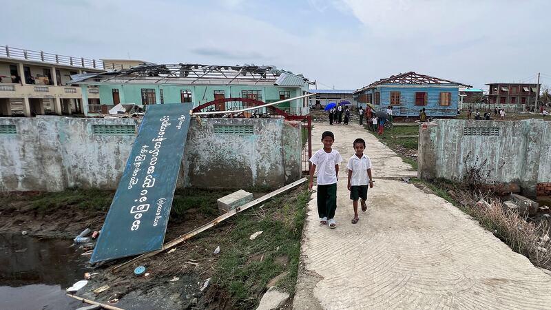 မုန်တိုင်းကြောင့်ပျက်စီးနေတဲ့ စစ်တွေမြို့နယ် ကျေးတောရွာ အလယ်တန်းကျောင်းနဲ့ ကျောင်းသား နှစ်ဦးကို ၂၀၂၃ ခုနှစ်၊ ဇွန်လ ၁ ရက်နေ့က တွေ့ရစဉ်။(Photo : RFA)