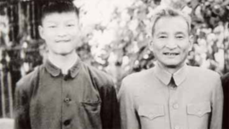 20世纪60年代初，陈云与陈元（左一）在北长街家中。（Public Domain）