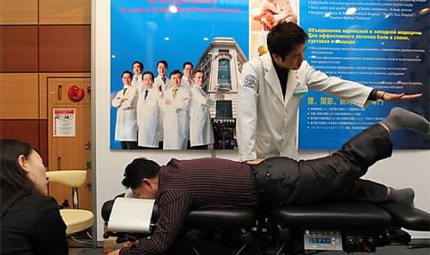 자생한방병원 부스에서 척추 치료 프로그램을 체험하는 모습.