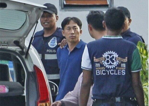김정남 암살 사건의 용의자로 체포된 북한 국적자 리정철(46)이 18일 오후(현지시간) 조사를 받기 위해 말레이시아 경찰에 의해 말레이시아 쿠알라룸푸르 세팡경찰서로 연행되고 있다.