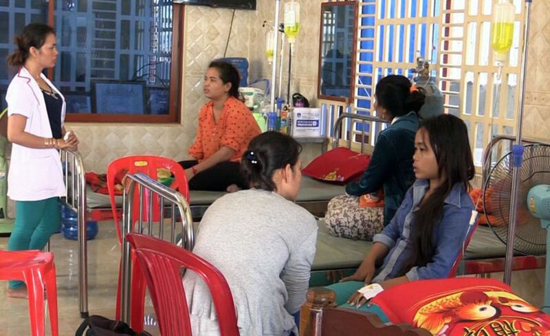 កម្មករ​រោងចក្រ​កាត់ដេរ ជុន ចៅ [CHUN CHAO (Cambodia) Garment Co., Ltd.] នៅ​សង្កាត់​ចោមចៅ ខណ្ឌ​ពោធិ៍សែនជ័យ សម្រាក​ព្យាបាល​នៅ​គ្លីនិក​ឯកជន​មួយ​ក្រោយ​ពី​ដួល​សន្លប់​កាល​ពី​ព្រឹក​ថ្ងៃ​ទី​៤ មីនា ឆ្នាំ​២០១៦។