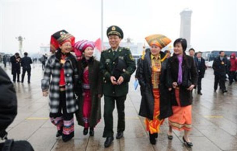 Các Đại biểu Quốc Hội Trung Quốc tại quảng trường Thiên An Môn hôm 08-03-2010. AFP Photo.