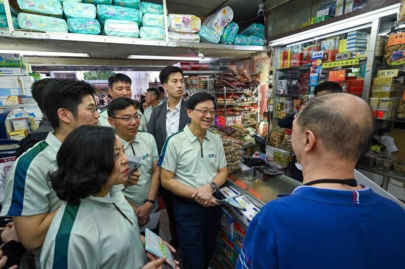 李家超到訪觀塘順利邨，進入一間食品雜貨店，與店員傾談。（政府新聞網相片）