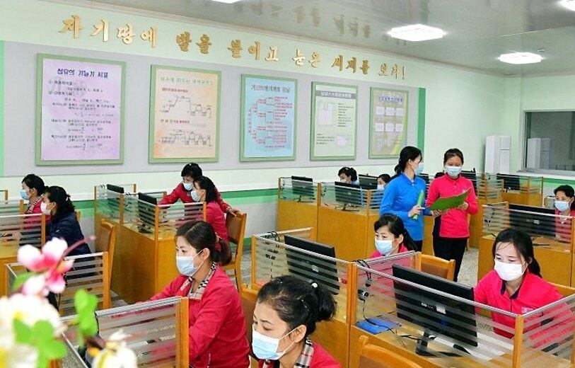 선교편직공장 노동자들이 내부에 꾸려진 과학기술보급실에서 학습하고 있다.