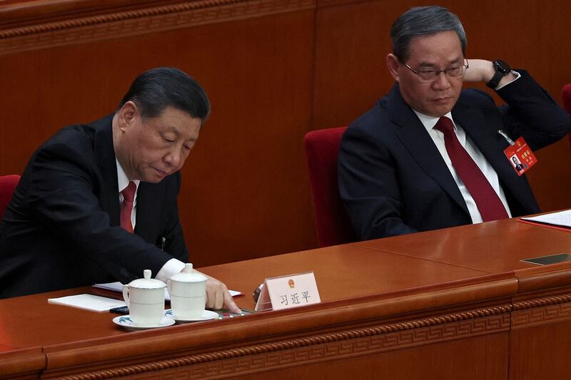 2024年3月11日，中国国家主席习近平和国务院总理李强出席中国全国人大闭幕会议。这次会议通过了新修订的《国务院组织法》，外界注意到这部法律削弱了国务院的权力和独立性。（路透社图片）