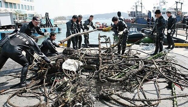 서해지방 해양경찰청 소속 특공대와 122구조대원들이 전남 목포 북항 앞 해상에서 건져올린 해양 침적 쓰레기를 정리하고 있다. 