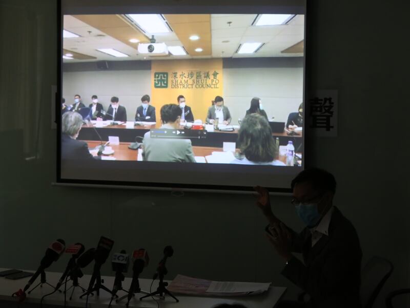 袁海文公開一段遭刪改會議片段。（張展豪 攝）