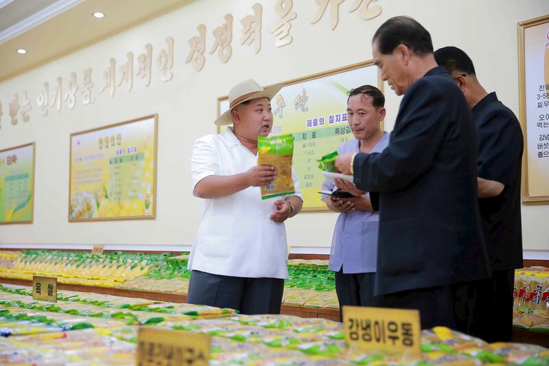 김정은 북한 국무위원장이 평양 옥수수가공공장을 현지 지도하는 모습.