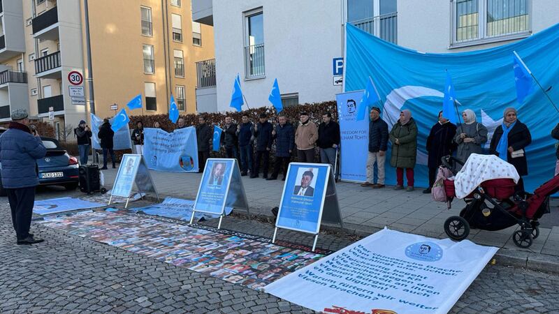 ميۇنخېندىكى نامايىشتا ياۋروپا شەرقىي تۈركىستان تەشكىلاتلار بىرلىكىنىڭ رەئىسى ئەسقەرجان سۆزلەۋاتىدۇ. 2024-يىلى 5-فېۋرال، ميۇنخېن