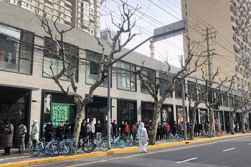 2022年4月1日封城期间上海市静安区部分居民排队检测核酸（美联社）