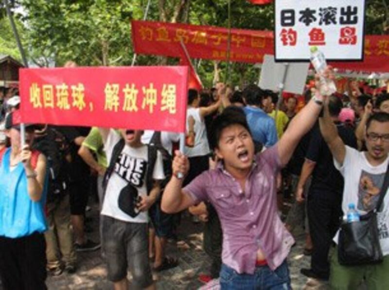 图片: 中国民众手举横幅,高喊口号,举行反日游行。 (法新社图片)