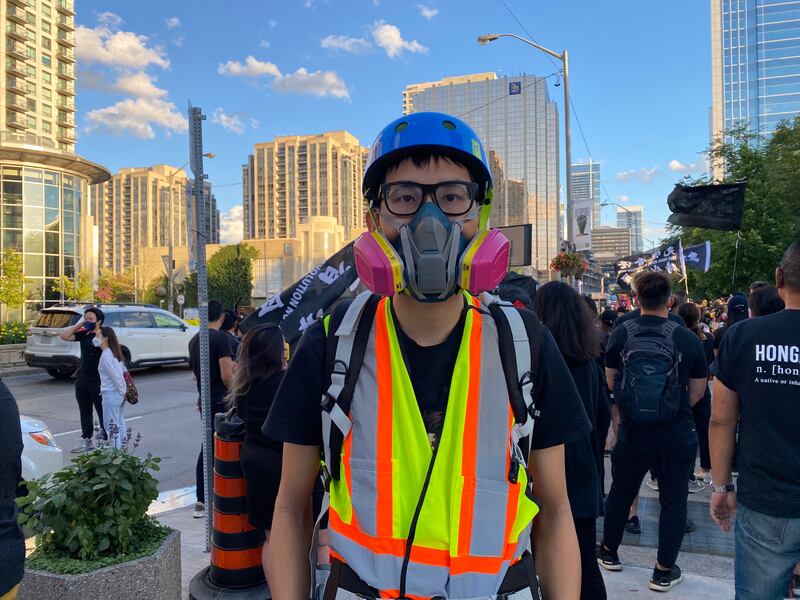 Jason曾擔任義務急救員,特意穿回裝備參與集會,希望港人勿忘抗爭者及急救員為香港的貢獻。(胡彗藍 攝)