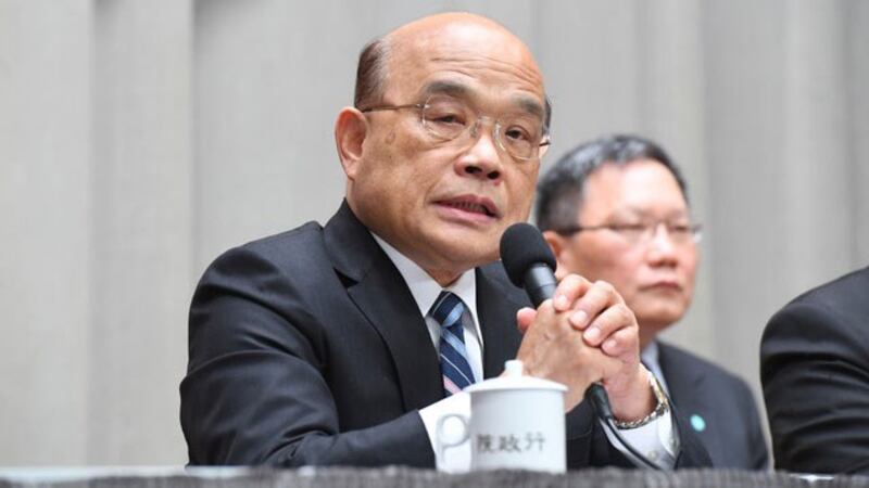 中央流行疫情指挥中心副指挥官2日还原机场监视录影带，说明主秘儿子接机事件真相。（卫福部直播截图）