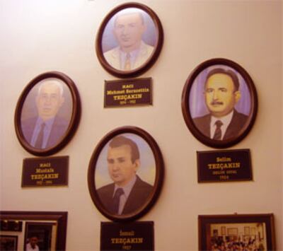 3-ewlat-uyghur-kawapxana-xojayinliri-suretliri-305