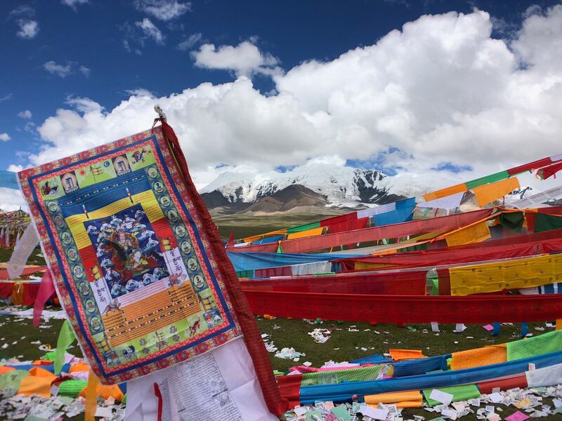 神山阿尼玛卿，位于图伯特(西藏)高原东部地区，今青海省果洛藏族自治州玛沁县。（唯色提供）