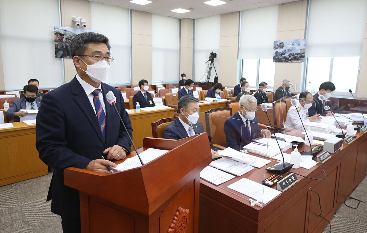 서욱 국방부 장관이 20일 오전 서울 여의도 국회에서 열린 국방위원회 전체회의에서 업무보고를 하고 있다.