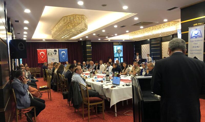«خىتاي كومپارتىيەسى قۇرۇپ چىققان يېڭى خىتاي ئىمپېرىيەسى ۋە ئىنسانىيەت دۇچ كېلىۋاتقان خىتاي تەھدىتى» تېمىسىدا ئۆتكۈزۈلگەن مۇھاكىمە يىغىنىدىن كۆرۈنۈش. 2022-يىلى 30-ئىيۇن، ئەنقەرە، تۈركىيە.