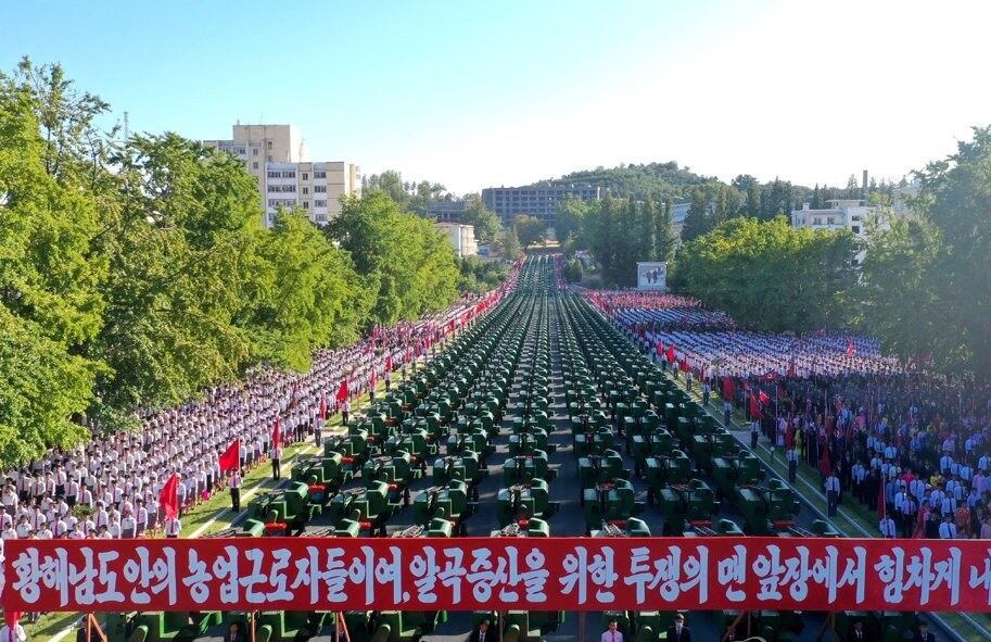 지난해 9월 황해남도 해주광장에서 진행된 농기계전달모임,