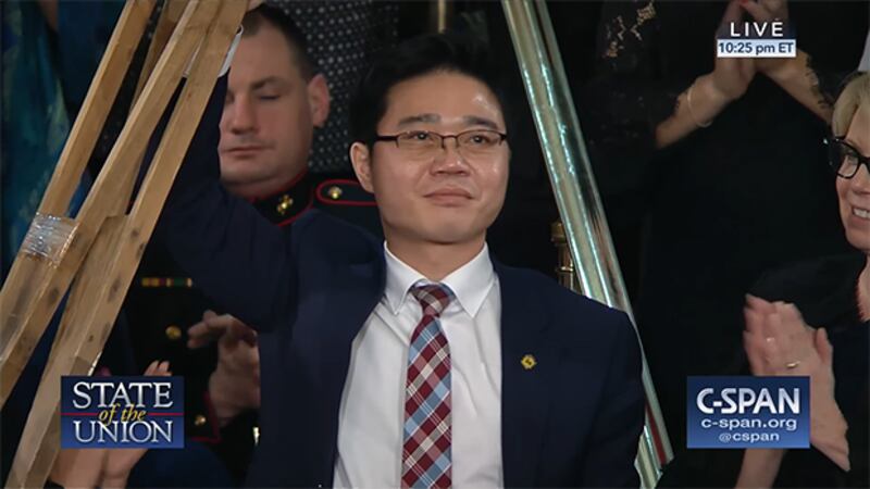트럼프 대통령이 첫 국정연설에서 소개한 탈북자이자 북한인권 운동가인 지성호 나우 대표가 목발을 들어 참석자들의 박수에 답하고 있다.