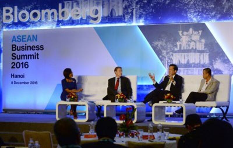 Phó Chủ tịch Credit Suisse của khu vực Châu Á Thái Bình Dương, ông Lito Camacho đang nói chuyện với Giám đốc VietJetAir, Lưu Đức Khánh (phải), Giám đốc điều hành GE, Wouter Van Wersch (thứ hai từ trái), và Phóng viên truyền hình Bloomberg, Haslinda Amin tại Hội nghị Thượng đỉnh Kinh doanh ASEAN tổ chức ở Hà Nội ngày 08 tháng 12 năm 2016.