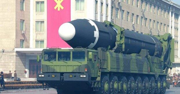 북한 노동당 기관지 노동신문에 게재된 대륙간탄도미사일(ICBM)급 '화성-15'형의 열병식 등장 모습. 