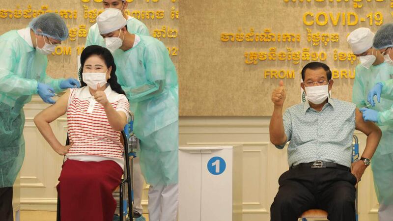 Hun_Sen_his_wife_got_Vaccine_Covid19_from_facebook_02.jpg