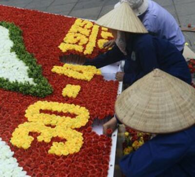 Những công nhân kết hoa trang trí cho ngày 30 tháng 4 năm 2013 tại Hà Nộ