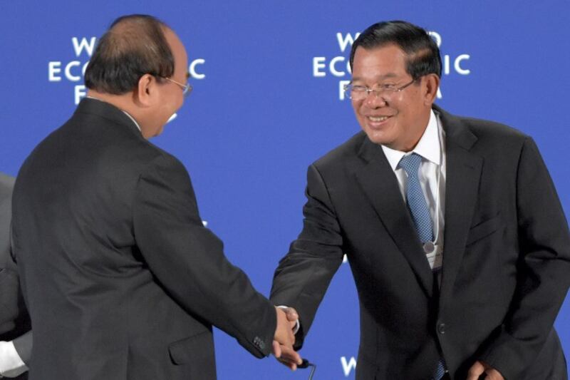 Thủ tướng Hun Sen bắt tay Thủ tướng Nguyễn Xuân Phúc tại Diễn đàn Kinh tế Thế giới ở Phnom Penh ngày 11/05/17.