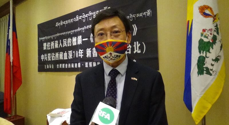 《锁住西藏人民的枷锁：论签订所谓“十七条协议”的前因后果》作者之一索朗多吉。（记者夏小华摄）