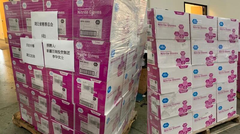 旅居美国的新疆企业家李华向武汉分批捐赠逾60万双防护手套。 （李华独家提供，拍摄日期不详）