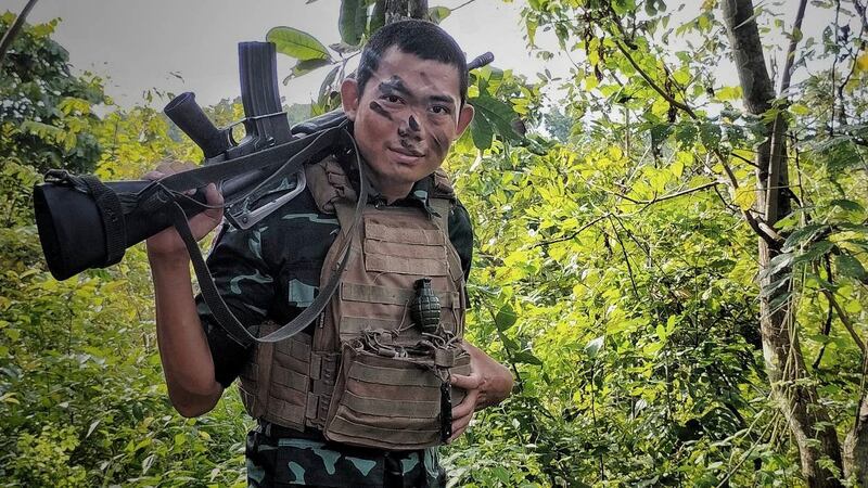 ကိုကောင်းကောင်း (ခေါ်) ကျီးကန်း တိုင်းရင်းသားလက်နက်ကိုင်တပ်ဖွဲ့တစ်ခုမှာ စစ်ပညာသင်ယူနေချိန် ရိုက်ကူးထားတဲ့ ဓာတ်ပုံကိုတွေ့ရစဉ်။ (Photo : Kaung Kaung)