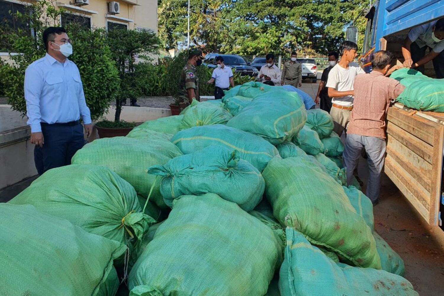 ការ៉ុងច្រកគ្រាប់ត្នោតចំនួន ៣ម៉ឺនគ្រាប់ ដែលខេត្តកំពង់ធំ នឹងចែកឱ្យពលរដ្ឋដាក់ដាំនៅក្នុងតំបន់៣ ជុំវិញបឹងទន្លេសាប ដើម្បីការពារកុំឱ្យមានការរុករៀនទន្ទ្រានយកដីធ្វើជាកម្មសិទ្ធិ ថ្ងៃទី២៩ ខែធ្នូ ឆ្នាំ២០២១។