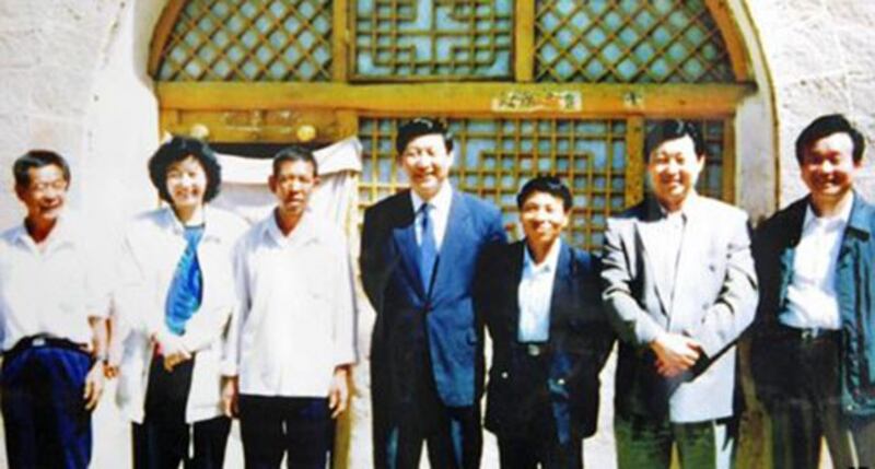 1992年,习近平和姐姐、弟弟回梁家河村时的留影。（美联社）