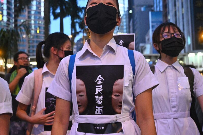 2019年10月4日,香港特首林郑月娥宣布,引用《紧急法》订立《禁蒙面法》后,示威者上街游行抗议。(法新社)