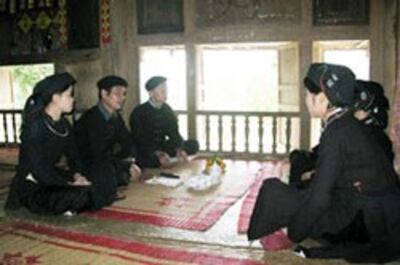 Một lớp dạy hát Phưng Nùng của Người dân tộc Nùng. Photo courtesy of cema. 